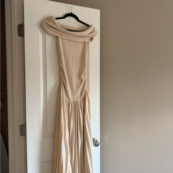 Elegant Off-Shoulder Beige Maxi Dress - Picture 4 of 9